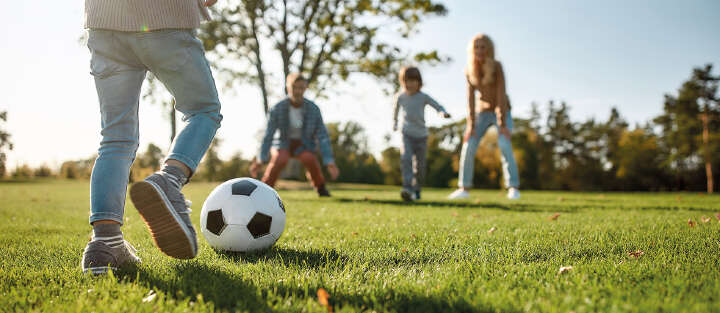 Familie spielt Fussball 1700x740